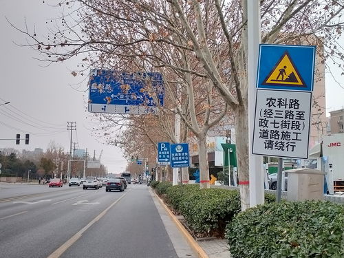 跟着路牌走，竟然是错的霓虹灯